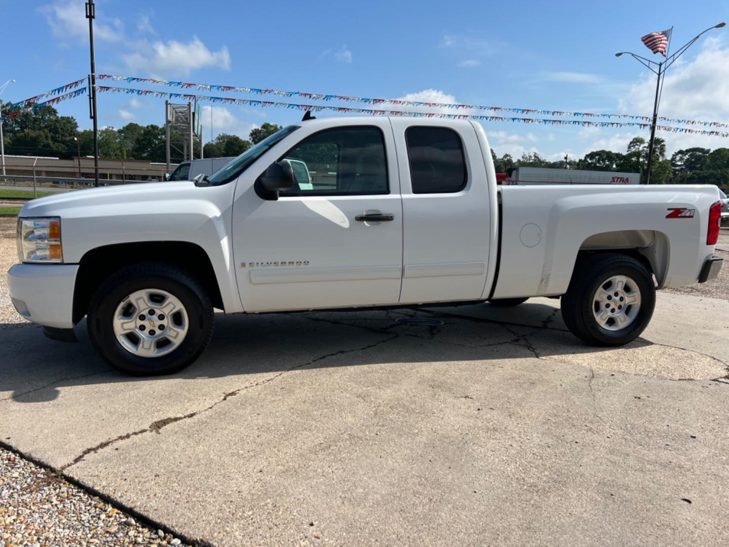 2009 White /Gray Chevrolet Silverado 1500 LT (1GCEC29029Z) with an 5.3 V8 engine, Automatic transmission, located at 4520 Airline Hwy, Baton Rouge, LA, 70805, (225) 357-1497, 30.509325, -91.145432 - 2009 Chevy Silverado Ext Cab LT 2WD ***One Owner*** 5.3 V8 Gas, 152K Miles, Power Windows, Locks & Mirrors, Cold A/C, Tow Pkg. FOR INFO PLEASE CONTACT JEFF AT 225 357-1497 CHECK OUT OUR A+ RATING WITH THE BETTER BUSINESS BUREAU WE HAVE BEEN A FAMILY OWNED AND OPERATED BUSINESS AT THE SAME LOCATION - Photo#1